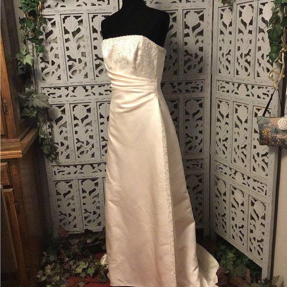 DELIGHTFUL IVORY SMOOTH SATIN BEADED WITH CORSET BACK STRAPLESS WEDDING DRESS - Picture 4 of 12